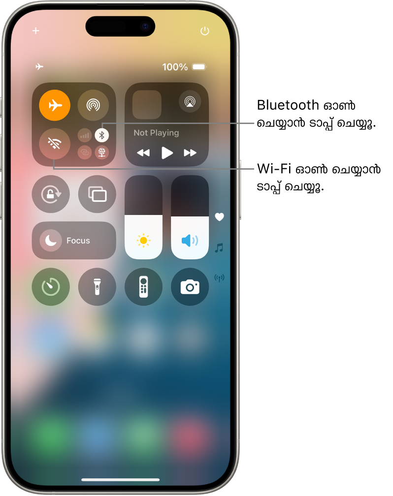 വിമാന മോഡുള്ള കൺട്രോൾ സെന്റർ ഓണാണ്, ഇത് Wi-Fi, Bluetooth എന്നിവ ഓഫാണെന്ന് കാണിക്കുന്നു. Wi-Fi, Bluetooth എന്നിവ ഓൺ ചെയ്യാനുള്ള ബട്ടണുകൾ കൺട്രോൾ സെന്ററിന്റെ മുകളിൽ ഇടത് കോണിനടുത്താണ്.