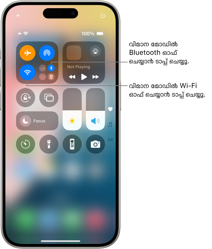 iPhone കൺട്രോൾ സെന്റർ. കൺട്രോളുകളുടെ മുകളിലെ ഇടത് ഗ്രൂപ്പിൽ വിമാന മോഡ് ബട്ടണും (മുകളിൽ ഇടത്), Wi-Fi ബട്ടണും (താഴെ ഇടത്), Bluetooth ബട്ടണും (താഴെ-വലത്) ആണ്. വിമാന മോഡ്, Wi-Fi, Bluetooth എന്നിവയെല്ലാം ഓണാണ്. വിമാന മോഡിൽ Bluetooth ഓഫ് ചെയ്യാൻ Bluetooth ബട്ടൺ ടാപ്പ് ചെയ്യൂ. വിമാന മോഡിൽ Wi-Fi ഓഫ് ചെയ്യാൻ Wi-Fi ബട്ടൺ ടാപ്പ് ചെയ്യൂ.