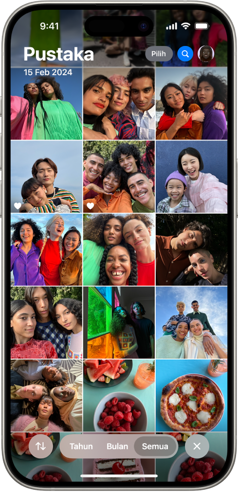 App Foto dibuka kepada grid pustaka foto. Di bahagian bawah skrin, dari kiri ke kanan ialah pilihan untuk mengisih pustaka, termasuk butang Penapis, Tahun, Bulan dan Semua. Di penjuru kanan bawah ialah butang Tutup untuk keluar daripada pustaka.
