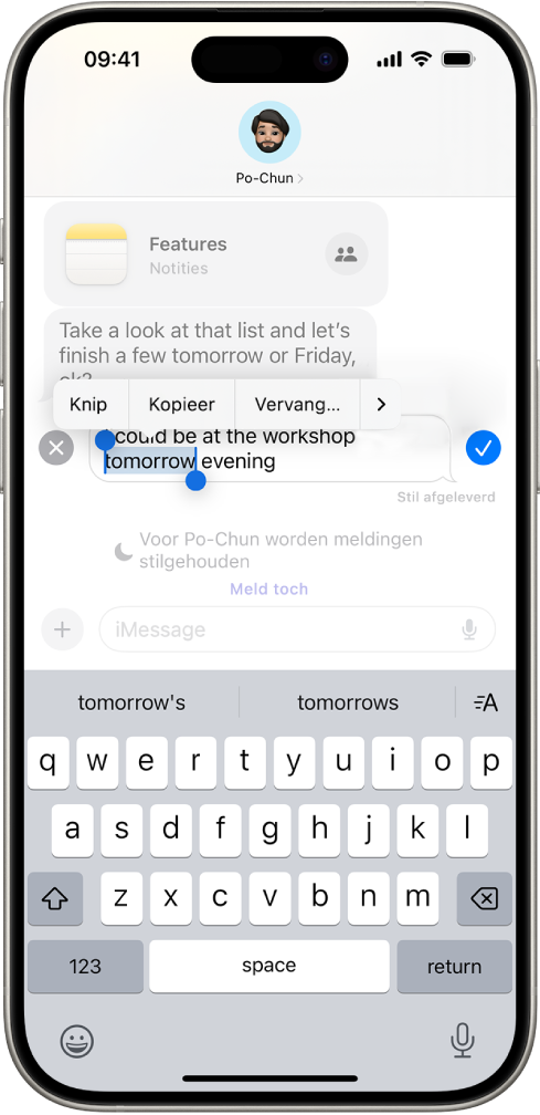 Een gesprek in Berichten, waarin het laatste bericht wordt gewijzigd. In de onderste helft van het scherm staat het schermtoetsenbord, met langs de bovenkant van het toetsenbord vervangingssuggesties voor het gemarkeerde woord. Het grootste deel van het gesprek is lichter, behalve het specifieke tekstbericht dat wordt gewijzigd.