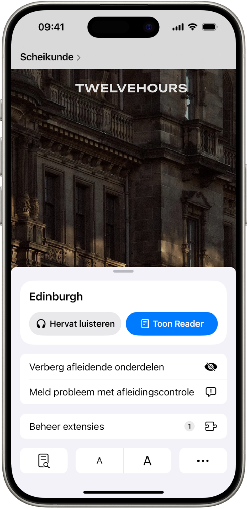 In Safari is op de knop 'Pagina-instellingen' op een website getikt, waarna opties zijn verschenen, zoals 'Verberg afleidende onderdelen'.