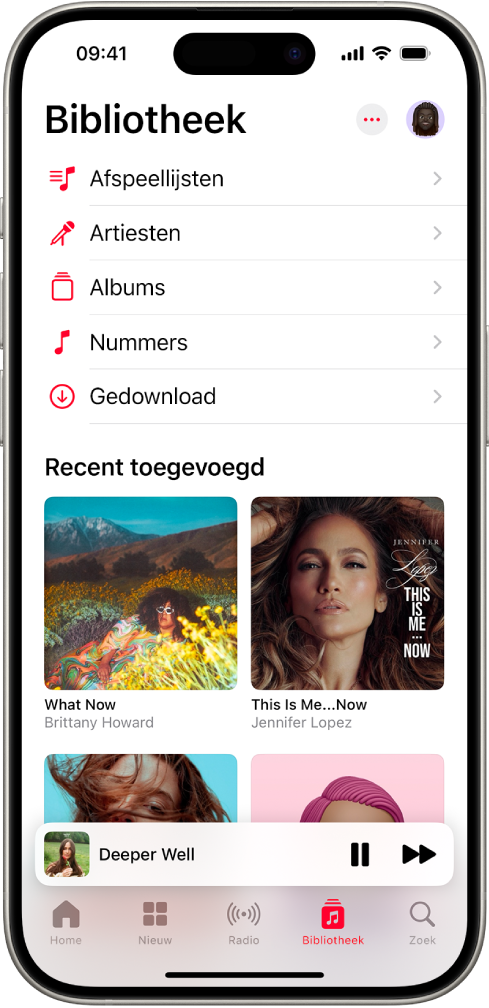 Het Bibliotheek-scherm met een lijst categorieën, waaronder 'Afspeellijsten', 'Artiesten', 'Albums', 'Nummers' en 'Gedownload'. De kop 'Pas toegevoegd' wordt onder de lijst weergegeven. In de minispeler zie je de titel van het huidige nummer, met de knoppen 'Pauze' en 'Volgende' onderin.