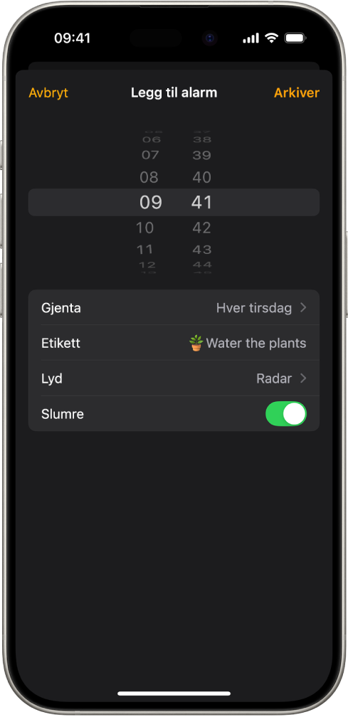En skjerm for å endre en alarm, med innstillinger for å endre tidspunktet for alarmen, velge om alarmen skal gjentas, legge til en etikett for alarmen, velge lyden for alarmen og slå på slumring.
