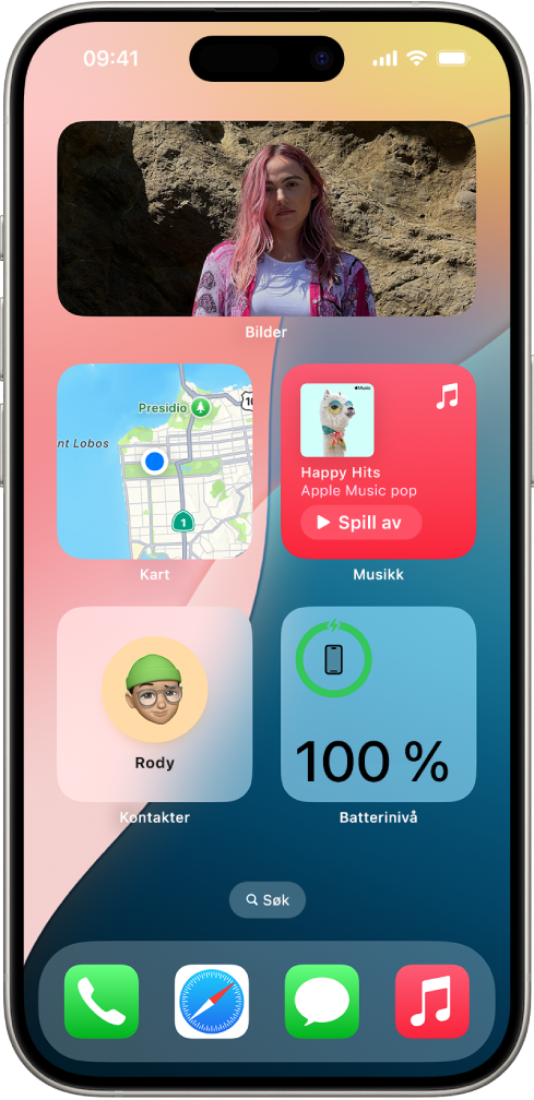 Bilder-, Kart-, Musikk-, Kontakter- og Batterier-widgetene på Hjem-skjermen på iPhone. Musikk-widgeten viser interaktive funksjoner.