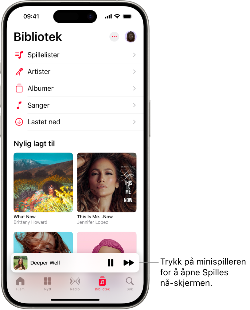 Bibliotek-skjermen som viser minispilleren nesten nederst. Minispilleren viser tittelen på sangen som spilles. Pause- og Neste spor-knappene er til høyre for sangtittelen. Trykk på minispilleren for å åpne Spilles nå-skjermen.