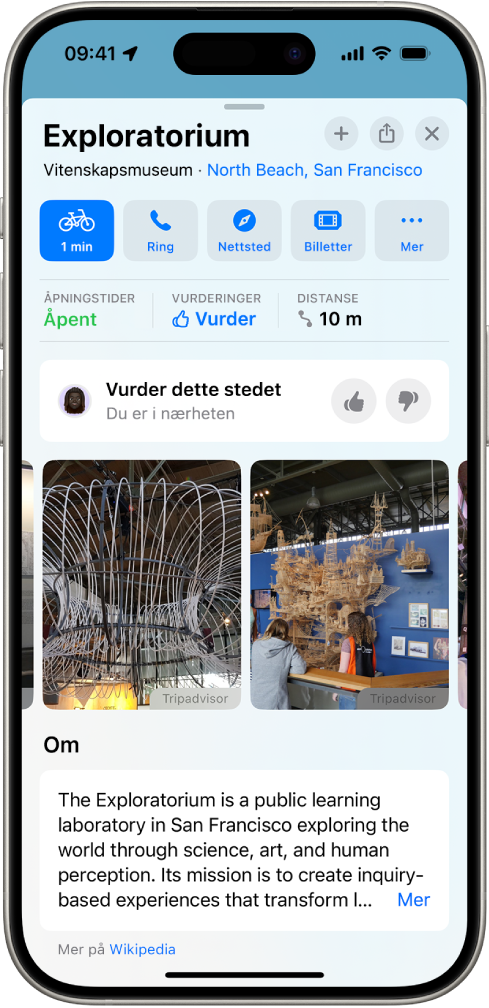 Stedsinformasjonskortet for et museum, som viser statusen åpent, vurderinger og bilder samt knapper for å ringe museet, besøke museets nettsted og kjøpe billetter.