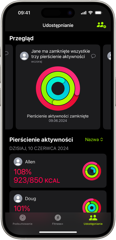 Ekran Udostępnianie w aplikacji Fitness. Widoczne są udostępniane między znajomymi pierścienie ruchu i przegląd aktywności.