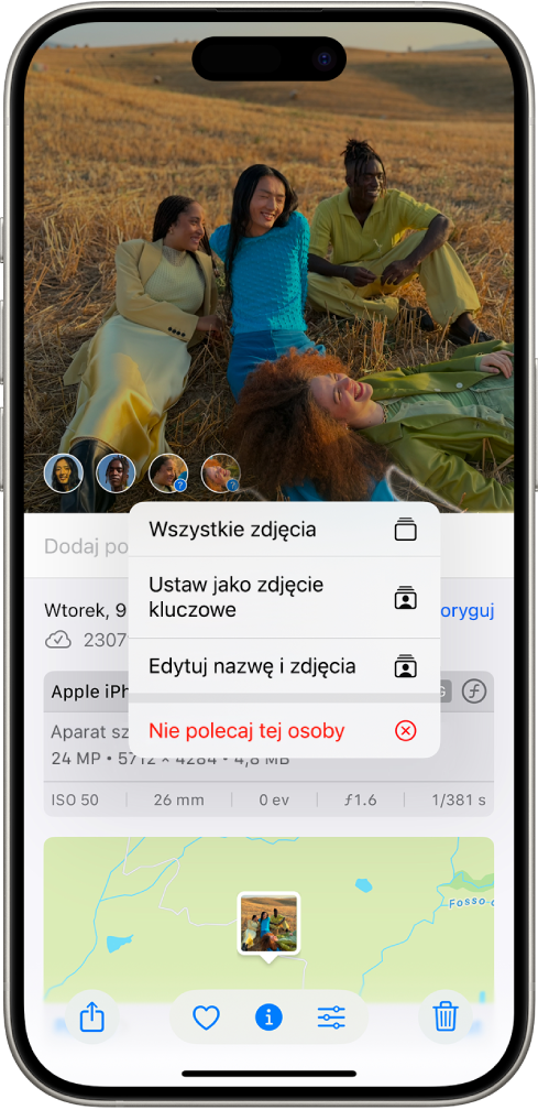 Górna część ekranu iPhone’a z wyświetlonym zdjęciem otwartym w aplikacji Zdjęcia. W lewym dolnym rogu zdjęcia, obok osób i zwierząt widocznych na nim, wyświetlane są znaki zapytania. Jeden ze znaków zapytania jest zaznaczony. Widoczne jest menu zawierające następujące polecenia, od góry: Nazwij tę osobę, Wszystkie zdjęcia, Ustaw jako zdjęcie kluczowe, Edytuj nazwę i zdjęcia oraz Pokazuj tę osobę rzadziej.