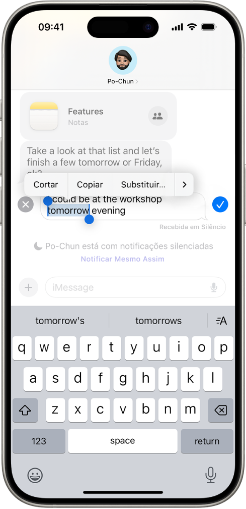 Uma conversa no app Mensagens mostrando a última mensagem sendo editada. O teclado está na metade inferior da tela, com sugestões para substituir a palavra destacada ao longo da parte superior do teclado. A maior parte da conversa está mais clara, exceto o texto específico que está sendo editado.