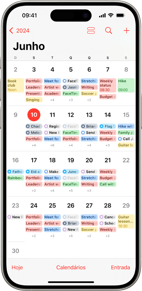 Um calendário na visualização Mensal mostrando eventos e lembretes.