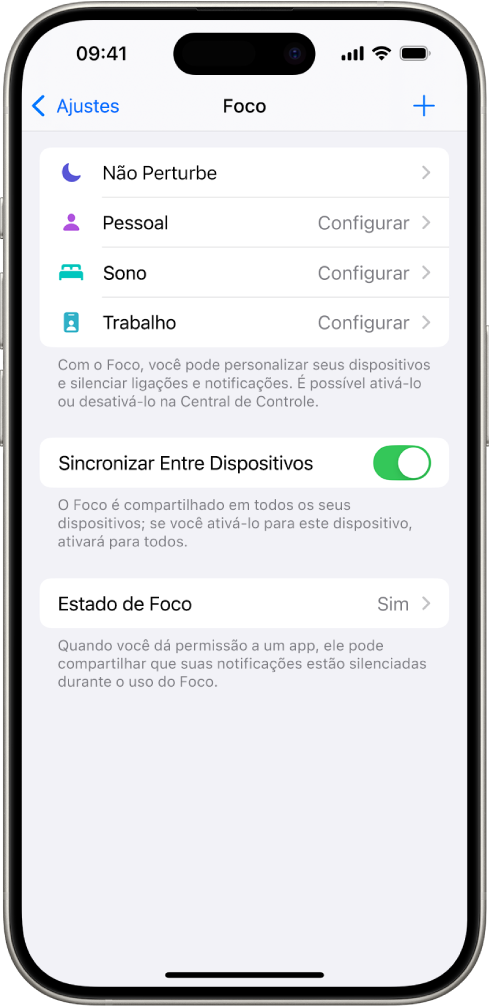 Uma tela mostrando cinco opções de Foco fornecidas: Não Perturbe, Sem mensagens durante ligações, Sono, Pessoal e Trabalho. A opção “Sincronizar Entre Dispositivos” está ativada, o que permite que os mesmos ajustes de Foco sejam usados em todos os seus dispositivos Apple.