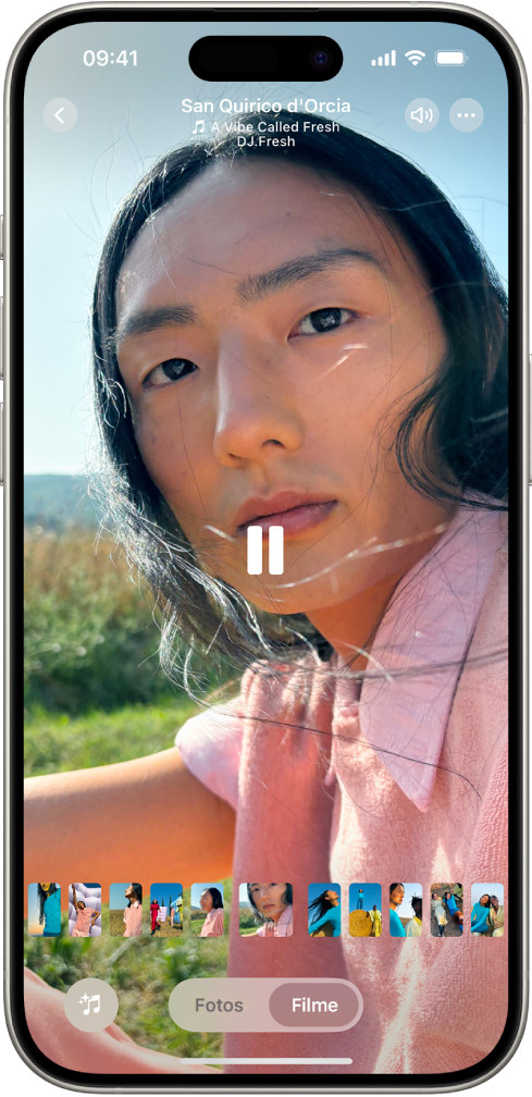 Uma memória está sendo reproduzida no centro da tela. Na parte inferior da tela, da esquerda para a direita, os botões Remix de Memórias, Fotos e Filme. Na parte superior direita estão os botões Volume, Mais e Fechar. Na parte superior esquerda estão o título da memória, além do nome da música e do artista em reprodução.