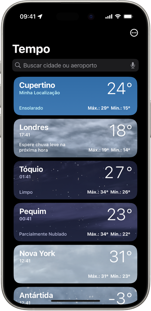 Tela do app Tempo, mostrando uma lista de cidades com a hora atual, a temperatura, a previsão e as temperaturas máxima e mínima. Na parte superior da tela está o campo de busca, no canto superior direito, o botão Mais.