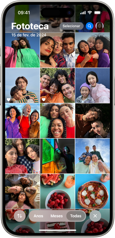 O app Fotos está aberto na grade com fotos da fototeca. Na parte inferior da tela, da esquerda para a direita, estão as opções para ordenar a fototeca, incluindo os botões Filtrar, Anos, Meses e Tudo. No canto inferior direito está o botão Fechar, para sair da fototeca.