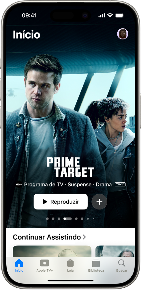 Aba Início mostrando um Apple Original em destaque no centro, acima da fileira Continuar Assistindo. Na parte inferior, da esquerda para a direita, as abas Início, Apple TV+, Loja, Biblioteca e Buscar.