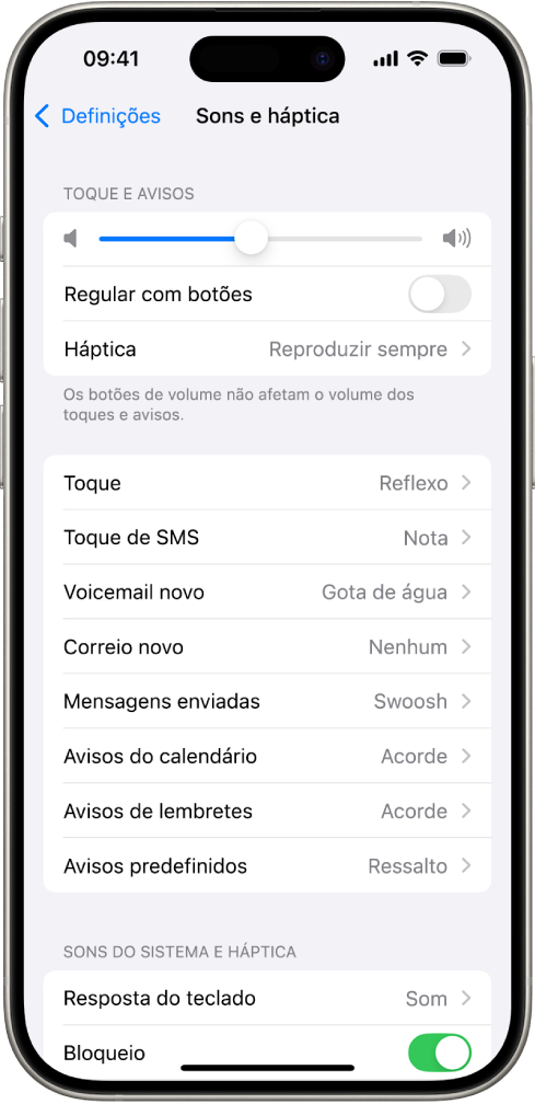 O ecrã Sons e háptica nas Definições. As opções no ecrã, de cima para baixo, são Áudio dos auscultadores e Utilização segura, Volume de toques e avisos com um nivelador para ajustar o volume e a opção de alterar o volume com botões, e Sons e padrões de háptica, incluindo Toque e Toque de SMS.