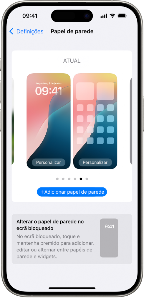 O ecrã “Definições do papel de parede” com botões para personalizar o papel de parede atual no ecrã principal e no ecrã bloqueado, e o botão “Adicionar papel de parede” para alterar o papel de parede.