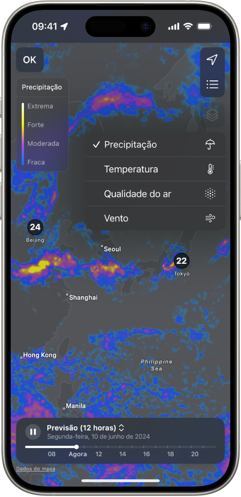 Um mapa de temperatura da área circundante preenche o ecrã do iPhone. No canto superior direito, de cima para baixo, estão os botões Localização atual, Localizações favoritas e Menu sobreposto. O botão Menu sobreposto está selecionado e apresenta os botões Precipitação, Temperatura, Qualidade do ar e Vento. O botão "Precipitação” está selecionado. No canto superior esquerdo encontra‑se o botão “OK” e a escala de sobreposição do mapa de precipitação.