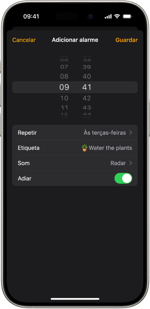 Um ecrã para alterar um alarme, com as definições para alterar a hora do alarme, escolher se o alarme se repete, adicionar uma etiqueta ao alarme, selecionar um som de alarme e ativar a opção adiar.