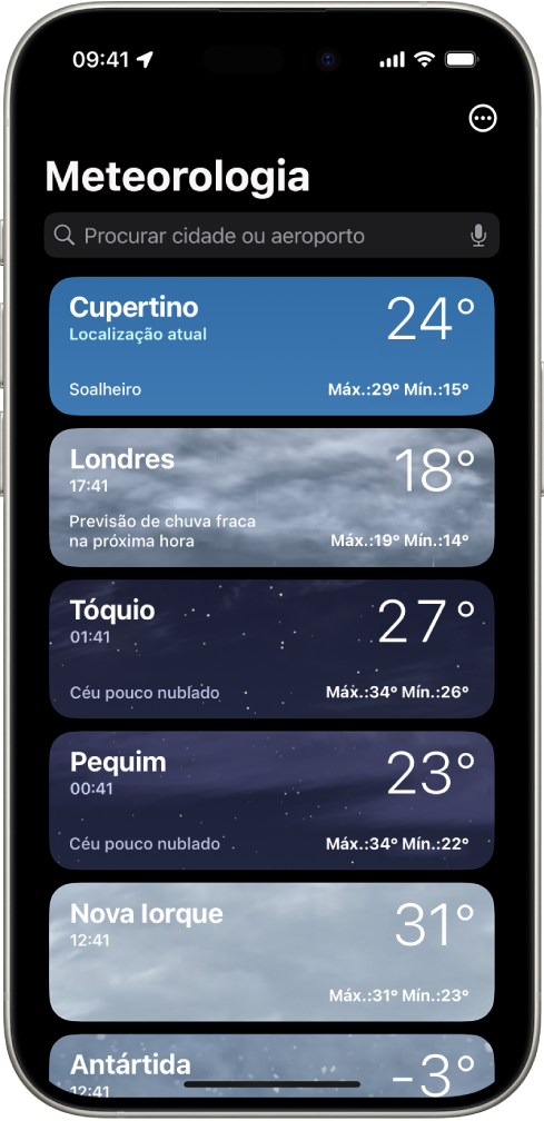 O ecrã da aplicação Meteorologia a mostrar uma lista de cidades com a hora atual, temperatura, previsão, e temperaturas máxima e mínima. Na parte superior do ecrã está o campo de pesquisa e, no canto superior direito, está o botão Mais.
