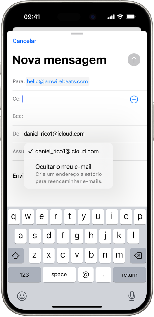 Um rascunho de um e-mail a ser escrito. O campo De está selecionado com duas opções listadas por baixo: um endereço de e-mail pessoal e a opção Ocultar o meu e-mail.