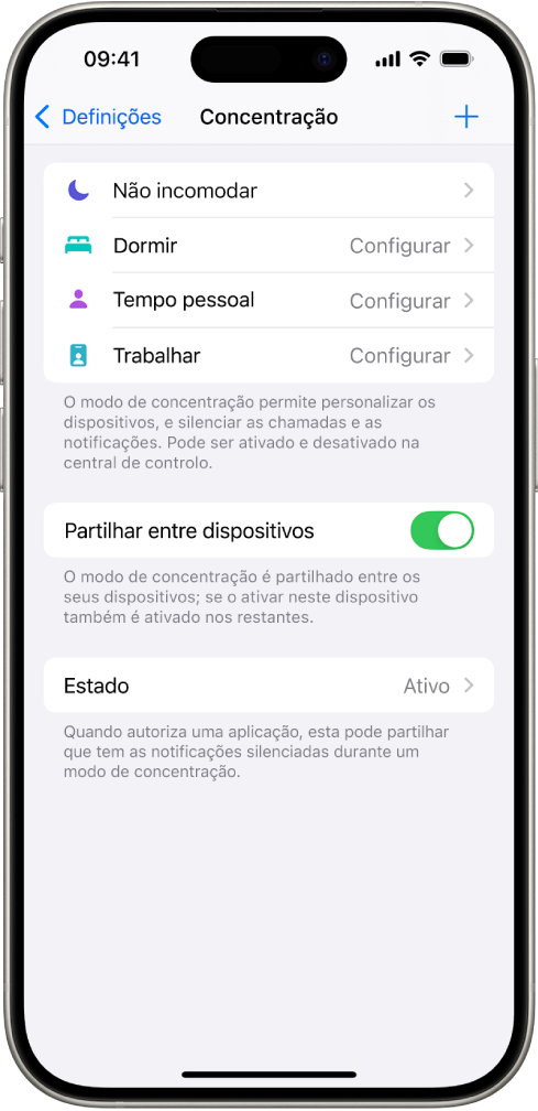 Um ecrã mostra as cinco opções de modo de concentração fornecidas: Não incomodar, Sem mensagens ao conduzir, Dormir, Pessoal e Trabalhar. A opção “Partilhar entre dispositivos” está ativa, o que permite que as mesmas definições de modo de concentração sejam usadas em todos os seus dispositivos Apple.