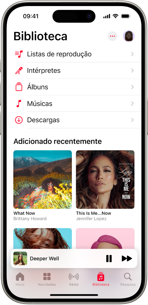 O ecrã Biblioteca a mostrar uma lista de categorias, incluindo Listas de reprodução, Intérpretes, Álbuns, Músicas e Descargas. O título Adicionadas recentemente é apresentado por baixo da lista. O minileitor com o título da música atual e os botões Reprodução e Seguinte ao fundo.