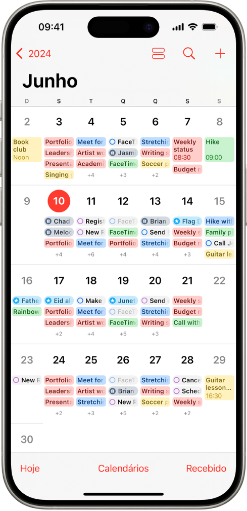 Um calendário na vista Mês a mostrar eventos e lembretes.