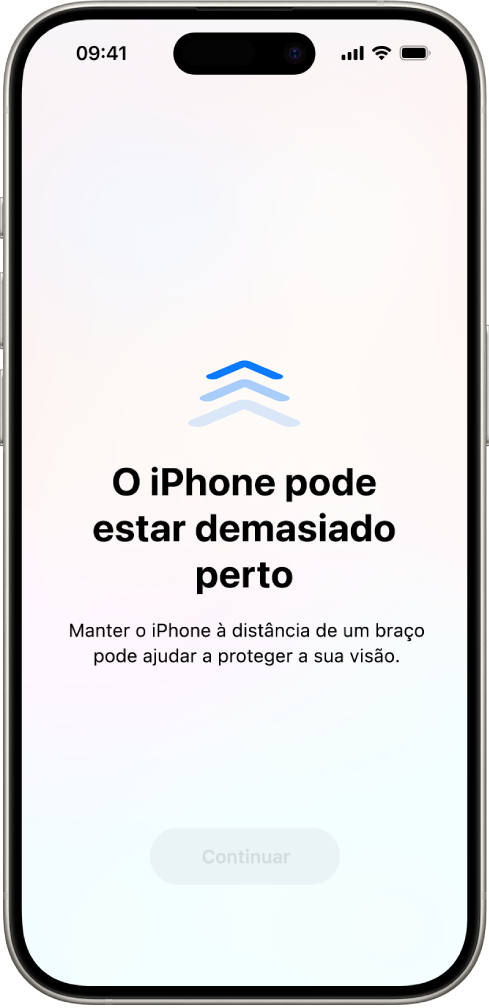 Um ecrã a avisar que está a segurar o iPhone demasiado perto e que deverá afastá-lo para proteger a sua saúde ocular. O aviso cobre o ecrã, impedindo que continue. Há um botão “Continuar” que fica ativo quando afasta o iPhone para uma distância segurança.