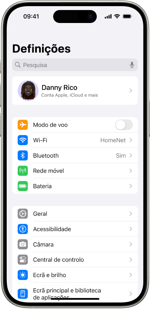 O ecrã “Definições” a mostrar que o iPhone tem ligação estabelecida à rede Wi-Fi chamada HomeNet.