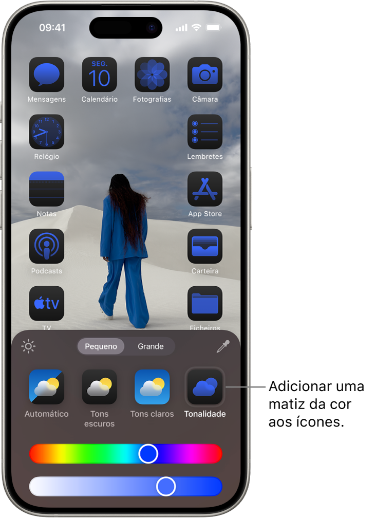 Um ecrã principal personalizado com ícones de tonalidade azul e organizados para enquadrar a fotografia, e controlos na parte inferior do ecrã para personalizar os ícones. As opções incluem os botões “Automático”, “Escuro”, “Claro” e “Tonalidade”, niveladores para escolher a cor e saturação, e botões “Pequeno” e “Grande” para definir o tamanho dos ícones.