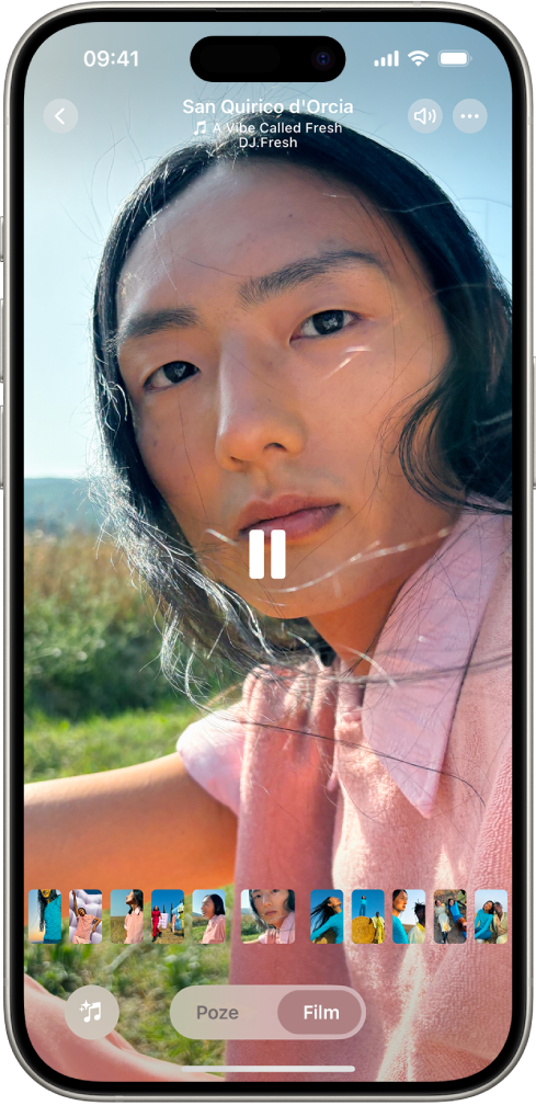 O amintire este în redare în mijlocul ecranului. În partea de jos a ecranului, de la stânga la dreapta, se află butoanele Mixaje amintiri, Poze și Film. În partea din dreapta sus se află butoanele Volum, Mai multe și Închideți. În stânga sus se află titlul amintirii, precum și numele și interpretul melodiei în redare.