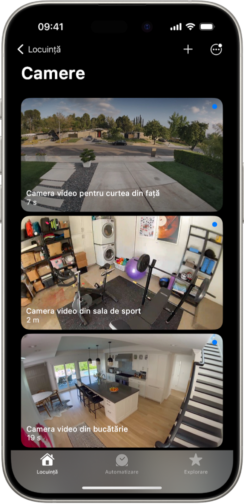 Ecranul Camere video, afișând imagini de la trei camere de securitate: curtea din față, sala de sport și bucătărie. Sub numele fiecărei camere video este timpul care a trecut de la ultima actualizare a imaginii. De exemplu, camera curții din față arată că imaginea a fost actualizată ultima dată în urmă cu 7 secunde.