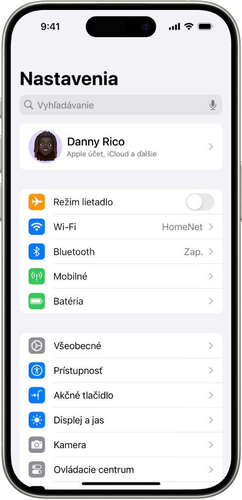 Obrazovka Nastavenia zobrazujúca že iPhone je pripojený k Wi-Fi sieti s názvom HomeNet.