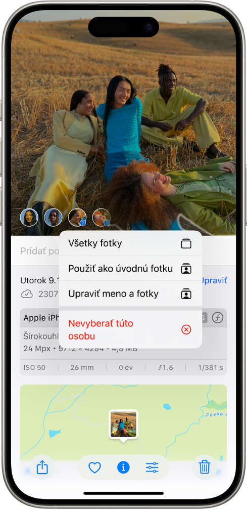 V hornej polovici obrazovky iPhonu je fotka otvorená v apke Fotky. V ľavom dolnom rohu fotky sa pri osobách a zvieratách, ktoré sa na nej objavujú, zobrazené otázniky. Je označený otáznik a v menu možností sa zhora nadol nachádzajú možnosti Pomenovať túto osobu, Všetky fotky, Použiť ako úvodnú fotku, Upraviť meno a fotky a Túto osobu pomenovávať menej často.