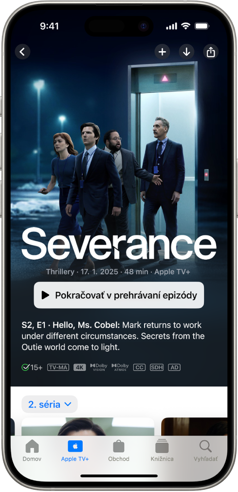 Tab Apple TV+, na ktorom sa zobrazuje vybraný titul Apple Original s názvom, tlačidlom Prehrať a popisom epizódy. V dolnej časti sa zľava doprava nachádzajú taby Domov, Apple TV+, Obchod, Knižnica a Vyhľadať.