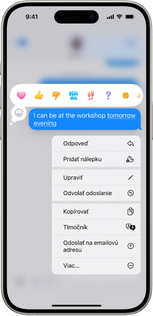 Textová správa v apke Správy s viditeľnými možnosťami Odvolať odoslanie a Upraviť. Zvyšok konverzácie je rozostrený okrem textu, ktorý je vybraný.