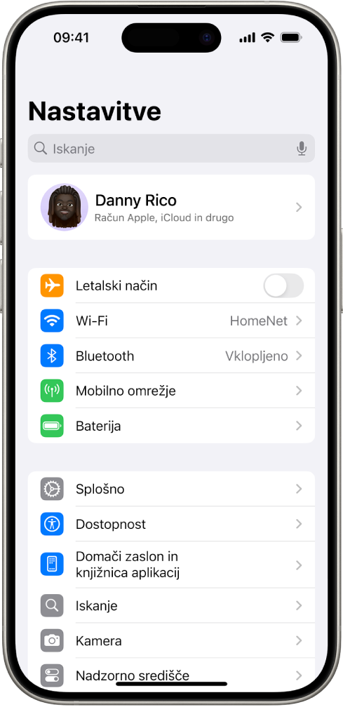Zaslon z nastavitvami, ki prikazuje, da je iPhone povezan z omrežjem Wi-Fi, imenovanim HomeNet.