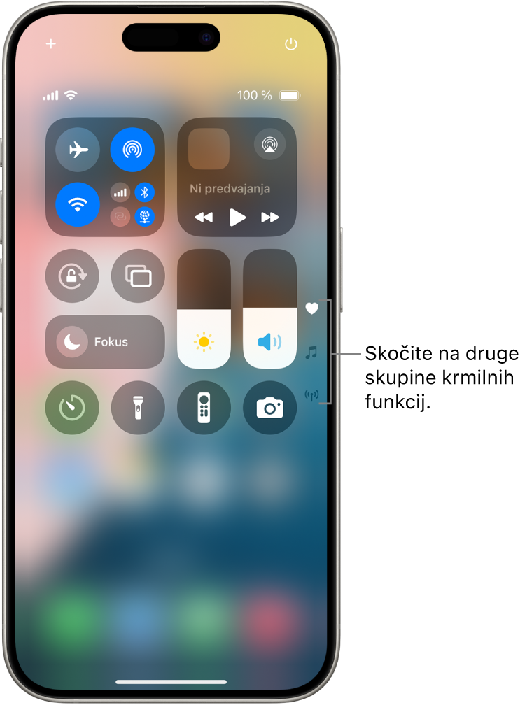 Nadzorno središče je odprto na zaslonu iPhona z ikonami na desni strani za ogled drugih skupin krmilnih funkcij.