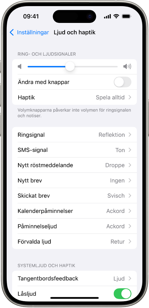 Skärmen Ljud och haptik i Inställningar. Alternativen för skärmen, uppifrån och ned, är Hörlursljud och Säkerhet med hörlurar, Ringsignal och Varningsvolym med ett skjutreglage för att justera volymen och alternativet att ändra volymen med knappar samt Ljud och haptiska mönster, inklusive Ringsignal och SMS-signal.