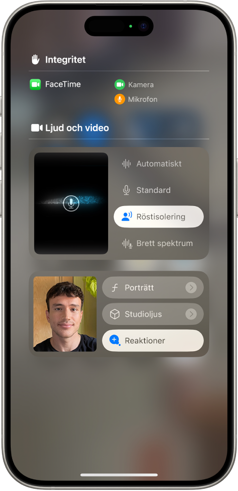 Inställningarna för FaceTime-samtal i Kontrollcenter med ljudinställningarna Automatiskt, Standard, Röstisolering och Brett spektrum.