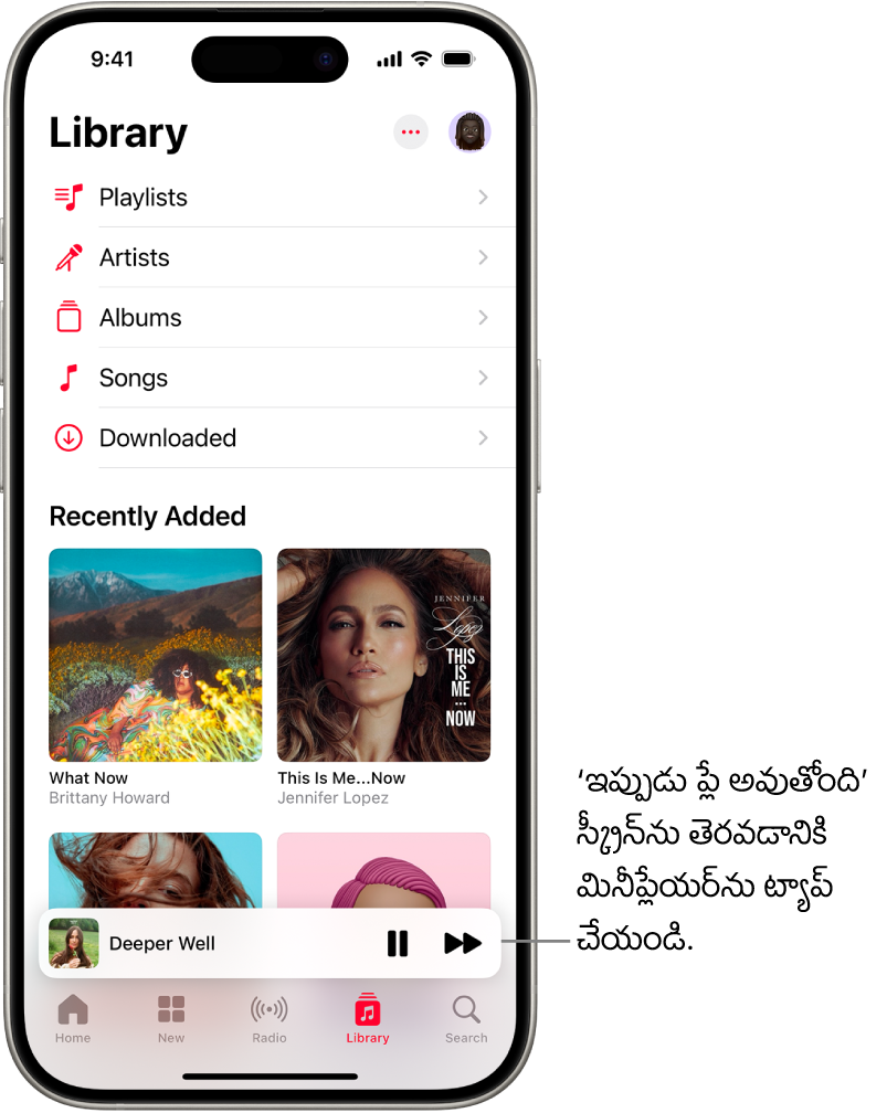 దిగువన మినీప్లేయర్ను చూపుతున్న లైబ్రరీ స్క్రీన్. ప్లే అవుతున్న పాట టైటిల్ను చూపుతున్న మినీప్లేయర్. పాజ్, తదుపరి ట్ర్యాక్ బటన్లు పాట టైటిల్కు కుడివైపున ఉన్నాయి. ‘ఇప్పుడు ప్లే అవుతోంది’ స్క్రీన్ను తెరవడానికి మినీప్లేయర్ను ట్యాప్ చేయండి.