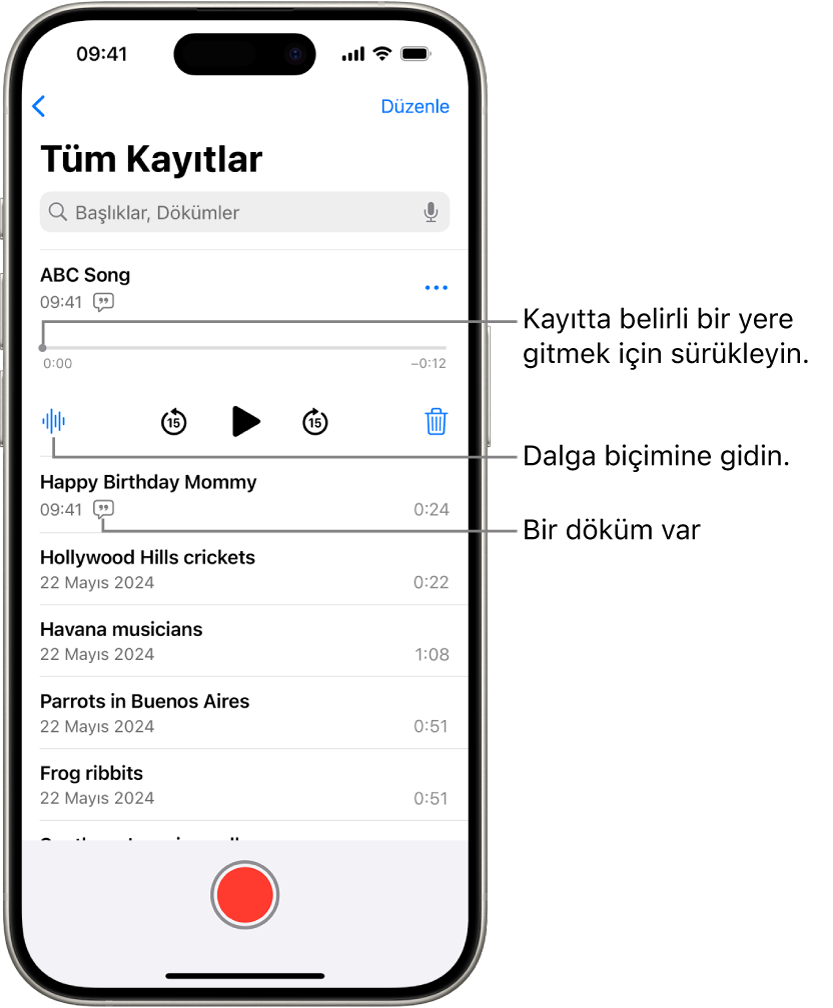 En üstte seçilen kayıt ile birlikte Sesli Notlar listesi ekranı. Kayıt zaman ekseninde, kayıtta belirli bir yere gitmek için sürükleyebileceğiniz bir oynatma çubuğu var. Çalma denetimleri, zaman ekseninin altında.