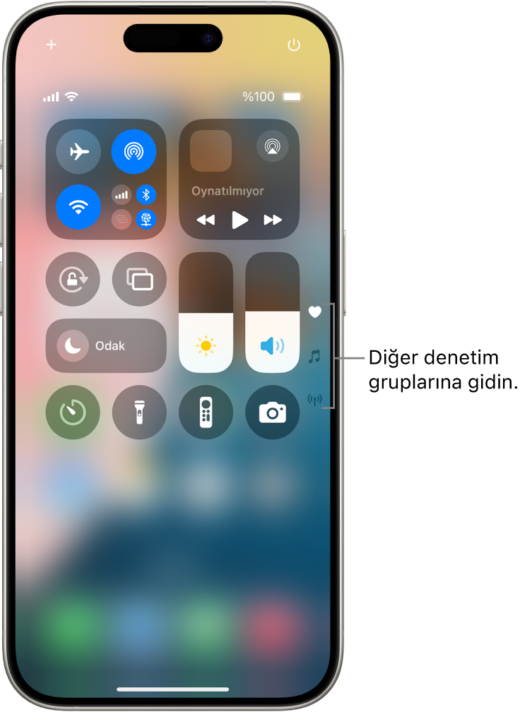 iPhone ekranında açık Denetim Merkezi; sağ tarafta diğer denetim gruplarını görüntüleme simgeleri var.