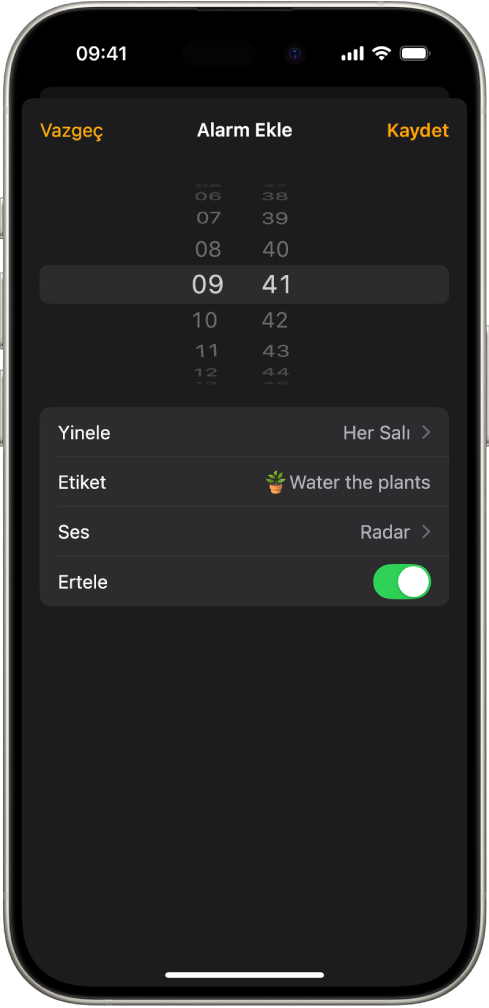 Alarm değiştirme ekranı, alarmın saatini değiştirme, alarmın yinelenip yinelenmeyeceğini seçme, alarm etiketi ekleme, alarm sesi seçme ve ertele’yi açma ayarları ile birlikte.