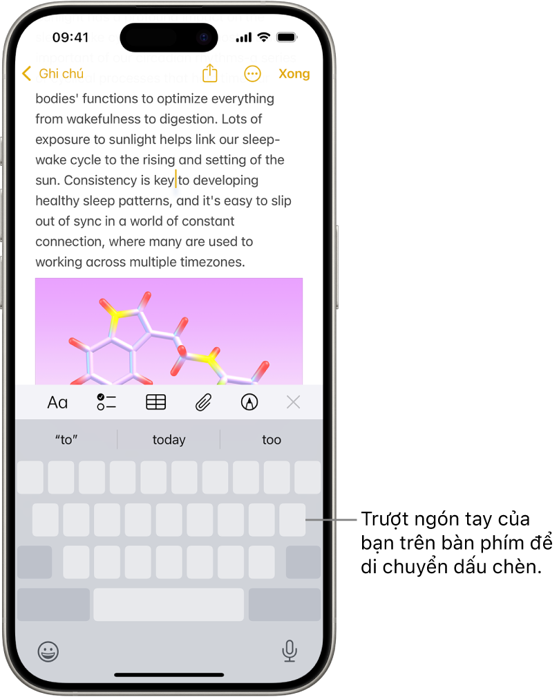Một tài liệu được mở trong ứng dụng Ghi chú. Bàn phím ảo ở nửa dưới của màn hình đang ở chế độ bàn di chuột.