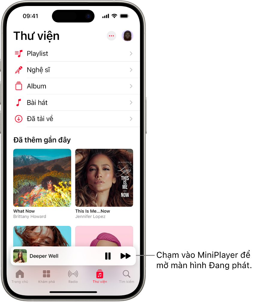 Màn hình Thư viện, đang hiển thị MiniPlayer ở gần cuối. MiniPlayer hiển thị tiêu đề của bài hát đang phát. Các nút Tạm dừng và Bài tiếp theo nằm bên phải tiêu đề bài hát. Chạm vào MiniPlayer để mở màn hình Đang phát.