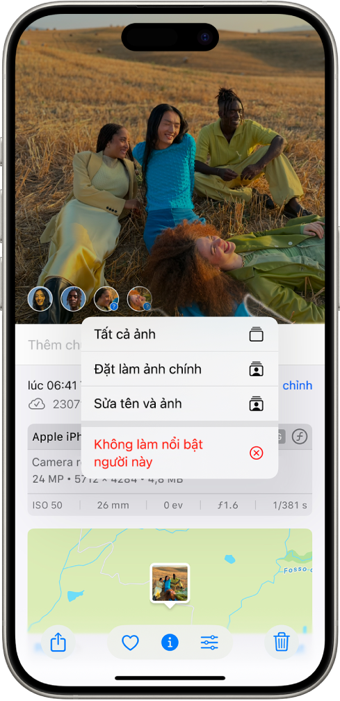 Nửa trên của màn hình iPhone hiển thị một ảnh được mở trong ứng dụng Ảnh. Ở góc dưới cùng bên trái của ảnh là các dấu chấm hỏi bên cạnh những người và thú cưng xuất hiện trong ảnh. Một dấu chấm hỏi được chọn và một menu các tùy chọn bao gồm, từ trên xuống dưới, Đặt tên người này, Tất cả ảnh, Đặt làm ảnh chính, Sửa tên và ảnh và Giảm nổi bật cho người này.