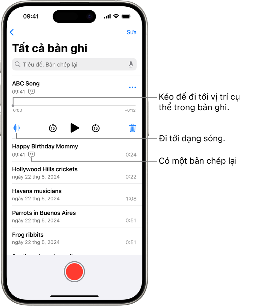Màn hình danh sách Ghi âm với một bản ghi được chọn ở đầu. Dòng thời gian bản ghi có một đầu phát mà bạn có thể kéo để đi tới một vị trí cụ thể trong bản ghi. Các điều khiển phát ở bên dưới dòng thời gian.