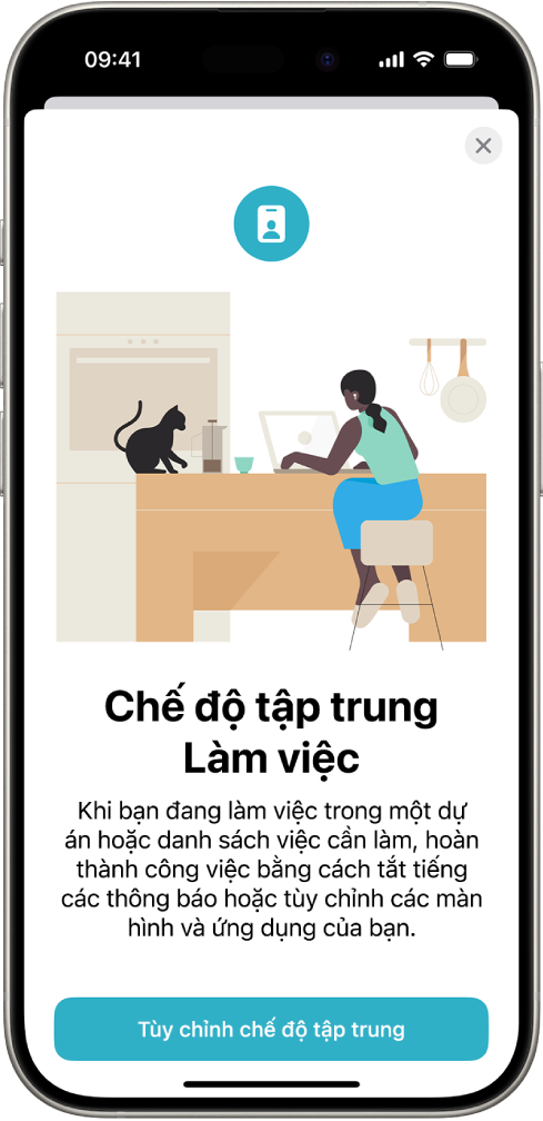 Một màn hình đang hiển thị bốn tùy chọn chế độ tập trung được cung cấp – Không làm phiền, Cá nhân, Ngủ và Làm việc. Nút Chia sẻ trên các thiết bị cho phép bạn sử dụng cùng các cài đặt chế độ tập trung trên tất cả các thiết bị Apple mà bạn đã đăng nhập vào cùng một Tài khoản Apple.